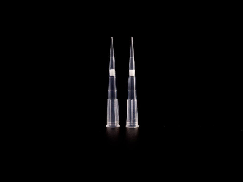 Kelabscience 20 µl filter pipette tips with built-in hydrophobic filters for accurate and contamination-free liquid handling in laboratory applications.